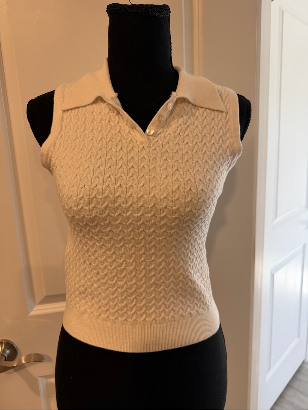 Junior Sleeveless Cable Knit Polo Sweater Vest - white